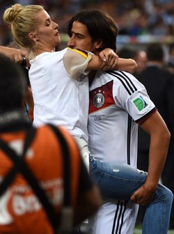 Pesta kemenangan Sami Khedira menjadi lengkap dengan kehadiran Lena Gercke. Patrik Stollarz/AFP/detikFoto.