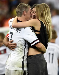 Sarah Brandner langsung memeluk Bastian Schweinsteiger sebagai tanda ucapan selamat. Dylan Martinez/Reuters/detikFoto.
