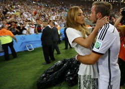 Kebahagiaan juga terpancar di wajah kekasih Mario Goetze, Ann-Kathrin Brommel. Darren Staples/Reuters/detikFoto.