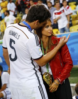 Tampak juga di tengah lapangan kekasih Mats Hummels, Cathy Fischer. Kai Pfaffenbach/Reuters/detikFoto.