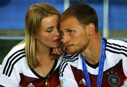 Benedikt Hoewedes dan Lise Wesseler juga larut dalam pesta itu. Kai Pfaffenbach/Reuters/detikFoto.