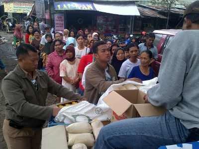 Sembako Murah di Pasar Tawangmangu Diserbu Warga