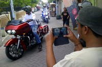 Deru mesin motor gede (moge) ini memecah suara perkampungan di Banjar Sugihan, Kecamatan Tandes, Kota Surabaya, Minggu (13/7/2014) sore.