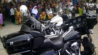 Kedatangan rombongan HDCI Kota Surabaya ini disambut antusias warga perkampungan.