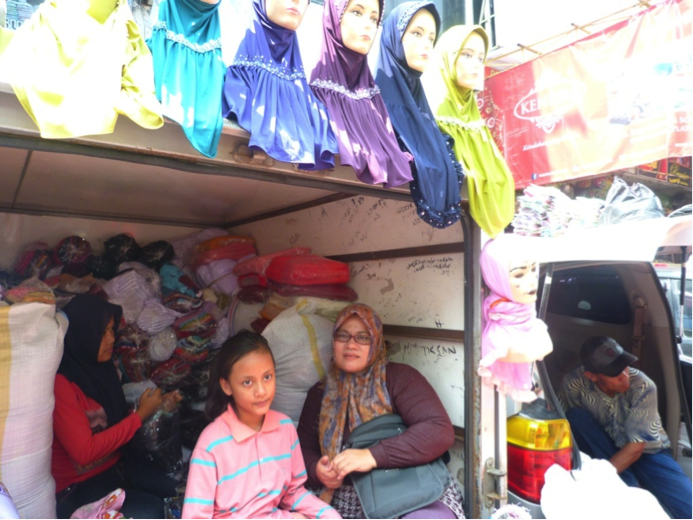 Komunitas Pedagang Tanah Abang : Ramai-Ramai Mengail Rejeki di Pasar Tasik