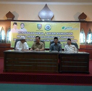 Menko Kesra Salurkan Bantuan Saat Berkunjung ke Ponpes di Jombang