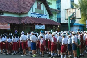 Pakai Topi Bola dan Rambut Dikuncir ini Gaya Orientasi Siswa di SMP 1 Jakarta