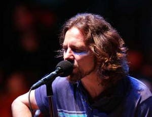 Vokalis Pearl Jam Kecam Pengeboman Jalur Gaza