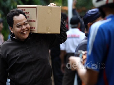 Pembagian Sembako untuk Warga Pegangsaan