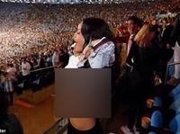 Aksi Rihanna Nonton World Cup, Dari Pamer Bra Hingga Dicium Podolski