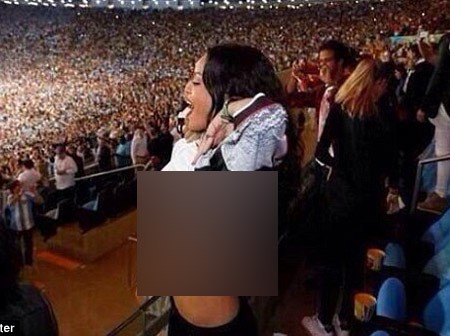 Aksi Rihanna Nonton World Cup, Dari Pamer Bra Hingga Dicium Podolski