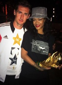 Aksi Rihanna Nonton World Cup, Dari Pamer Bra Hingga Dicium Podolski