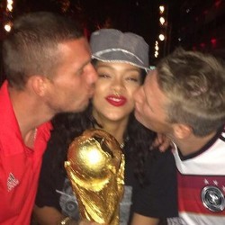 Aww! Rihanna Dicium Podolski dan Schweinsteiger
