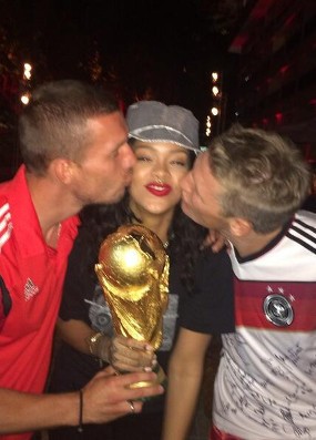 Aww! Rihanna Dicium Podolski dan Schweinsteiger