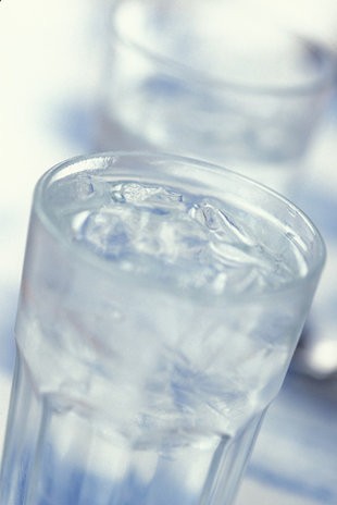 Minum Air Dingin Efektif Turunkan Berat Badan dan Mengganti Cairan Tubuh