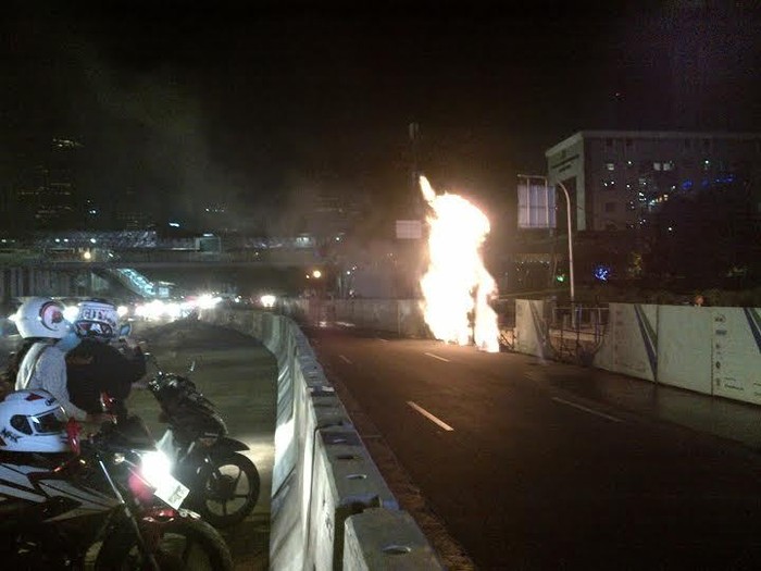 Lidah Api di Jl Sudirman Diduga Dari Pipa Gas yang Bocor