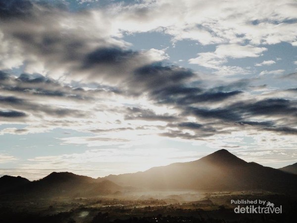 Cantiknya Bandung Dilihat dari Lembang Saat Sunrise