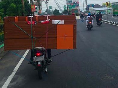 Motor Bonceng Lemari