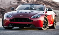 Tenaga sebesar itu disalurkan dengan 7 percepatan Sportshift III Auto-Shift manual, yang bisa diatur melalui pedel di balik setir. (dok. Aston Martin)