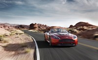 Hasilnya? Hanya butuh waktu 3,9 detik bagi Aston Martin Vantage S Rodster agar bisa berlari 0-100 km/jam, dengan kecepatan maksimum 323 km per jam. (dok. Aston Martin)