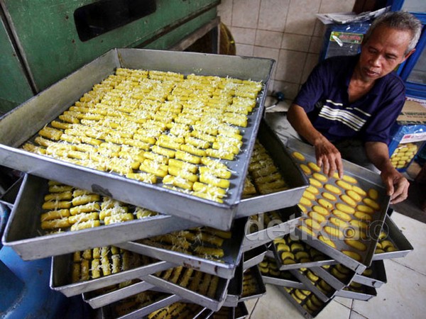 Mengintip Pembuatan Kue Kering