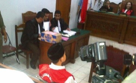 Jalani Sidang Perdana, Guntur Bumi Tetap Puasa