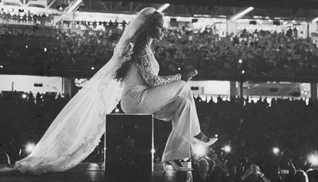 Aih... Cantiknya Beyonce Bergaya Bak Pengantin Saat Konser