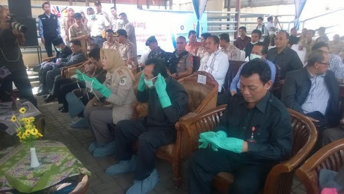 Mau Bakar Daging Celeng, Ini Peralatan Lengkap Mentan Suswono