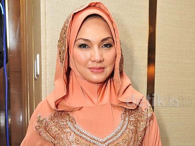 Gaya Islami Nia Daniati