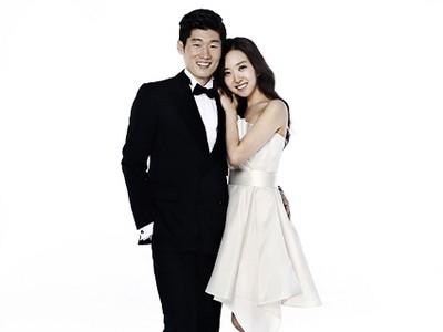 Kemesraan Park Ji Sung dan Kim Min Ji di Foto Pre-Wedding