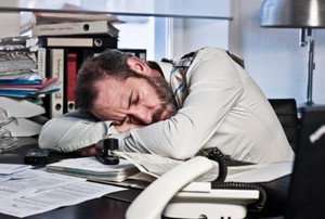 Ngantuk karena Lupa Sahur? Ini Trik Tidur Siang di Kantor Tanpa Diomeli Bos