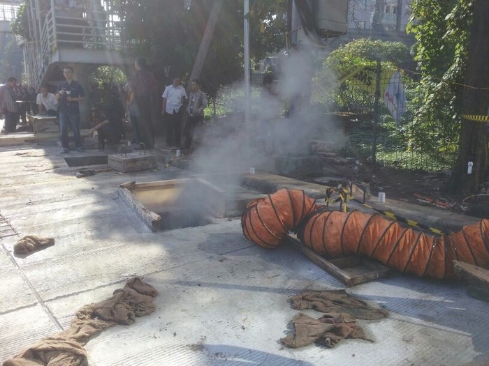 Lokasi Lidah Api di Sudirman Masih Mengeluarkan Asap Berbau Gas