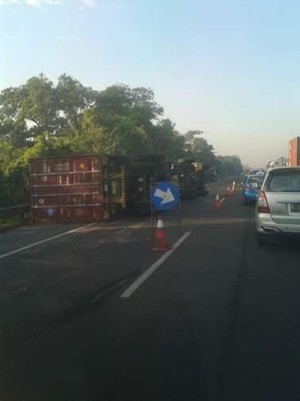 Sopir Diduga Mengantuk, Truk Kontainer Terjungkal di KM 10 Tol Jagorawi
