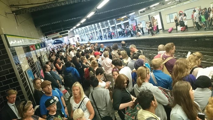 Jam Pulang Kantor, Stasiun Notting Hill Gate Inggris Serasa di Sudirman