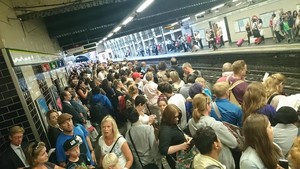 Jam Pulang Kantor, Stasiun Notting Hill Gate Inggris Serasa di Sudirman