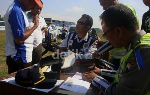 Bus-bus di Banyumas Dirazia Jelang Lebaran, Sopir Dites Urine