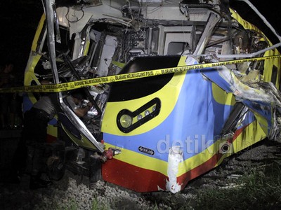 Kereta Api Tabrak Truk Crane di Sidoarjo