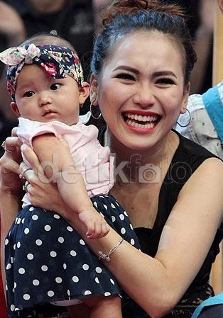 Puasa, Ayu Ting Ting Tetap Beri ASI Eksklusif untuk Bilqis