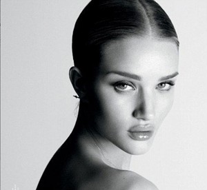 (Lagi) Rosie Huntington-Whiteley Pose Tanpa Busana Untuk Pemotretan Majalah