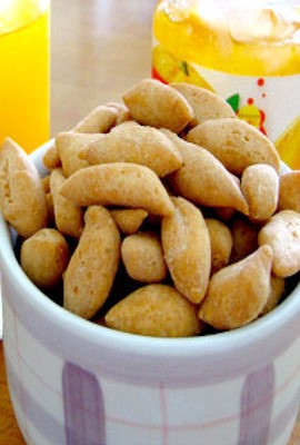 Kriuk! Garing Manis Akar Kelapa dan Kue Puntir Khas Indonesia