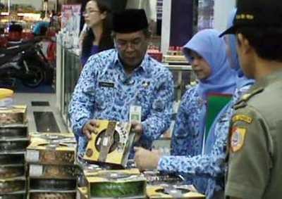 Petugas Temukan Mamin Kemasan Berkarat Saat Razia