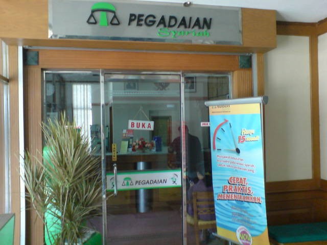 Jelang Lebaran, Banyak Warga Tebus Perhiasan dari Pegadaian