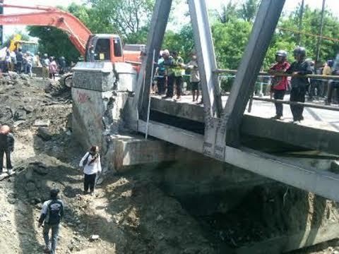 Aneka Penampakan Amblesnya Jembatan Comal yang Memutus Jalur Pantura