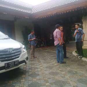 Jokowi Sambangi Rumah BJ Habibie, Gelar Pertemuan Tertutup
