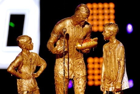 Raih Legend Award Nickelodeon, David Beckham dan Putra Disiram Emas