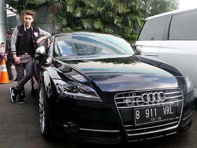Verrell Bramasta dan Mobil Sport Mewah Kesayangannya