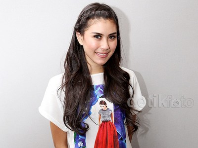 Syahnaz Sadiqah Manis Berponi Kepang