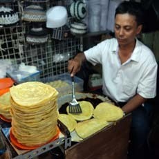 Ramadan di Kampung Ampel, Roti Maryam Paling Diburu