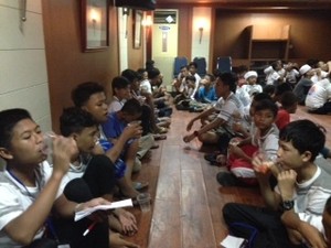 Begini Rasanya Buka Puasa di Atas Kapal Perang TNI
