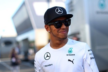Terkait Kontraknya di Mercedes, Hamilton Santai
